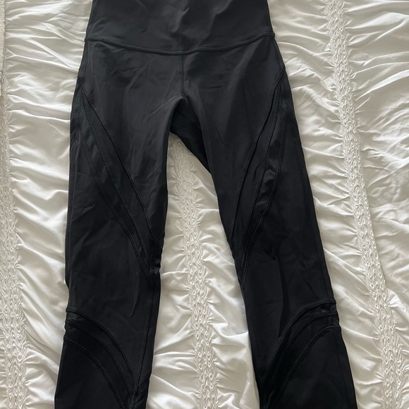 Black lululemon leggings with mesh stripes size 4 - Picture 4 of 7